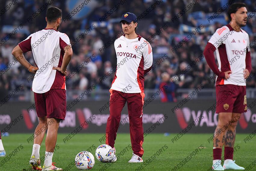 Foto IPP/Luciano Adriani Roma 13/04/2025 Campionato di calcio Serie A Tim 2024-2025 Lazio vs Roma Nella foto: Paulo Dybala assiste all’ allenamento dei compagni Italy Photo Press - World Copyright LAZIO ROME-AS ROME (1-1) 