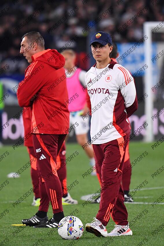 Foto IPP/Luciano Adriani Roma 13/04/2025 Campionato di calcio Serie A Tim 2024-2025 Lazio vs Roma Nella foto: Paulo Dybala assiste all allenamento dei compagni Italy Photo Press - World Copyright LAZIO ROME-AS ROME (1-1) 