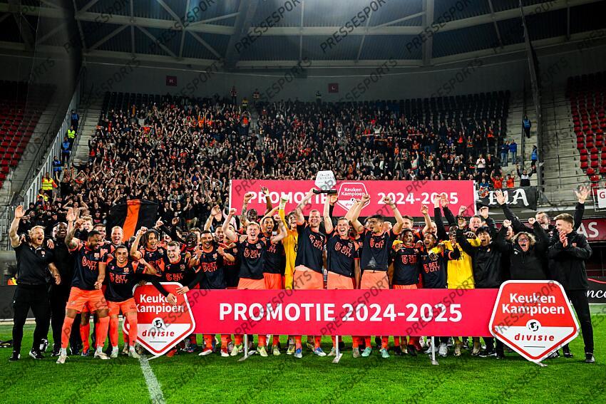 ALKMAAR - Players of FC Volendam celebrate victory and promotion during the Dutch First Division match between Jong AZ and FC Volendam at AFAS Stadium on April 14, 2025 in Alkmaar, Netherlands. ANP GERRIT VAN KEULEN JONG AZ-VOLENDAM (0-1) 