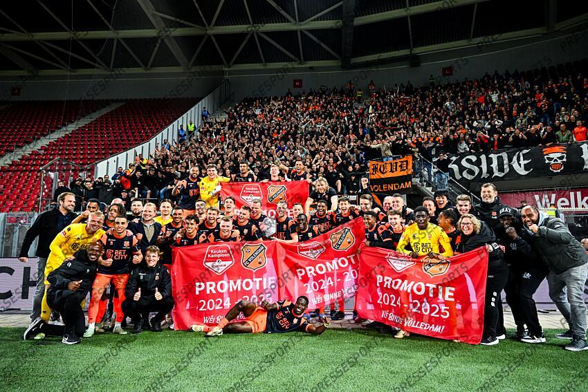 ALKMAAR - Players of FC Volendam celebrate victory and promotion during the Dutch First Division match between Jong AZ and FC Volendam at AFAS Stadium on April 14, 2025 in Alkmaar, Netherlands. ANP GERRIT VAN KEULEN JONG AZ-VOLENDAM (0-1) 