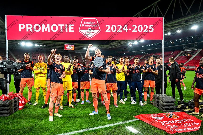 ALKMAAR - Players of FC Volendam celebrate victory and promotion during the Dutch First Division match between Jong AZ and FC Volendam at AFAS Stadium on April 14, 2025 in Alkmaar, Netherlands. ANP GERRIT VAN KEULEN JONG AZ-VOLENDAM (0-1) 