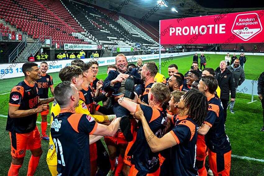 ALKMAAR - Players of FC Volendam and FC Volendam coach Rick Kruys celebrate victory and promotion during the Dutch Premier League match between Jong AZ and FC Volendam at AFAS Stadium on April 14, 2025 in Alkmaar, Netherlands. ANP GERRIT VAN KEULEN JONG AZ-VOLENDAM (0-1) 