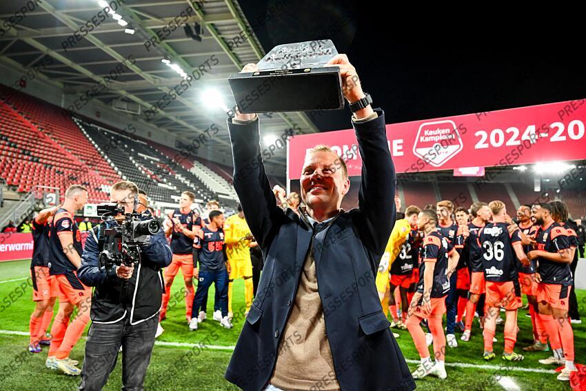 ALKMAAR - FC Volendam coach Rick Kruys celebrates victory and promotion during the Dutch Premier League match between Jong AZ and FC Volendam at AFAS Stadium on April 14, 2025 in Alkmaar, Netherlands. ANP GERRIT VAN KEULEN JONG AZ-VOLENDAM (0-1) 