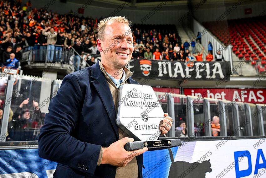 ALKMAAR - FC Volendam coach Rick Kruys celebrates victory and promotion during the Dutch First Division match between Jong AZ and FC Volendam at AFAS Stadium on April 14, 2025 in Alkmaar, Netherlands. ANP GERRIT VAN KEULEN JONG AZ-VOLENDAM (0-1) 