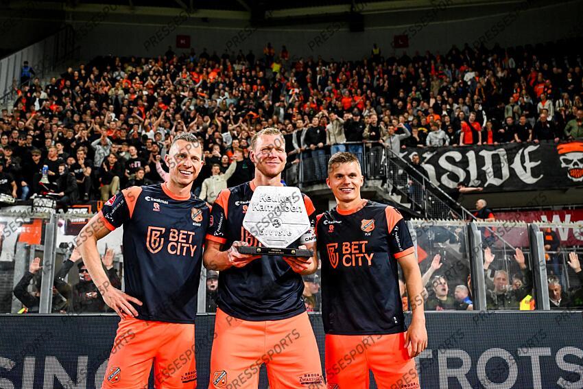ALKMAAR - (l-r) Robert Muhren of FC Volendam, Henk Veerman of FC Volendam, Alex Plat of FC Volendam celebrate victory and promotion during the Dutch Premier League match between Jong AZ and FC Volendam at AFAS Stadium on April 14, 2025 in Alkmaar, Netherlands. ANP GERRIT VAN KEULEN JONG AZ-VOLENDAM (0-1) 