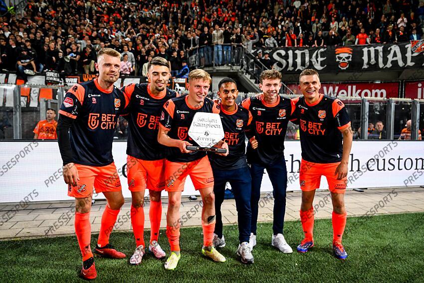 ALKMAAR - Players of FC Volendam celebrate victory and promotion during the Dutch First Division match between Jong AZ and FC Volendam at AFAS Stadium on April 14, 2025 in Alkmaar, Netherlands. ANP GERRIT VAN KEULEN JONG AZ-VOLENDAM (0-1) 