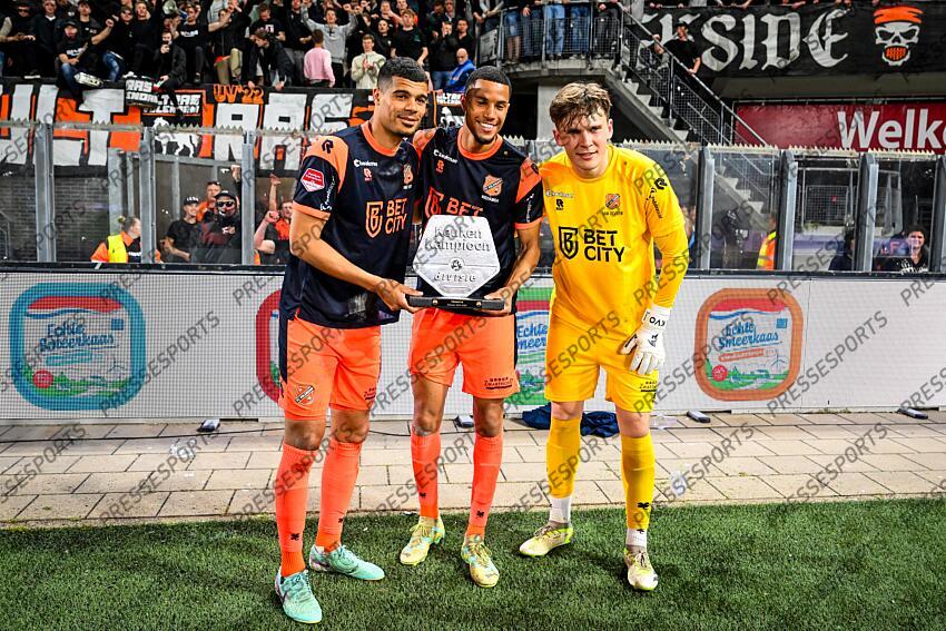ALKMAAR - (l-r) Mawouna Kodjo Amevor of FC Volendam, Xavier Mbuyamba of FC Volendam, FC Volendam goalkeeper Kayne van Oevelen celebrate victory and promotion during the Dutch Premier League match between Jong AZ and FC Volendam at AFAS Stadium on April 14, 2025 in Alkmaar, Netherlands. ANP GERRIT VAN KEULEN JONG AZ-VOLENDAM (0-1) 