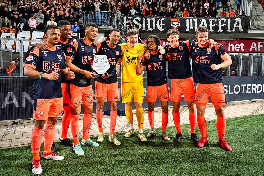 ALKMAAR - Players of FC Volendam celebrate victory and promotion during the Dutch First Division match between Jong AZ and FC Volendam at AFAS Stadium on April 14, 2025 in Alkmaar, Netherlands. ANP GERRIT VAN KEULEN JONG AZ-VOLENDAM (0-1) 