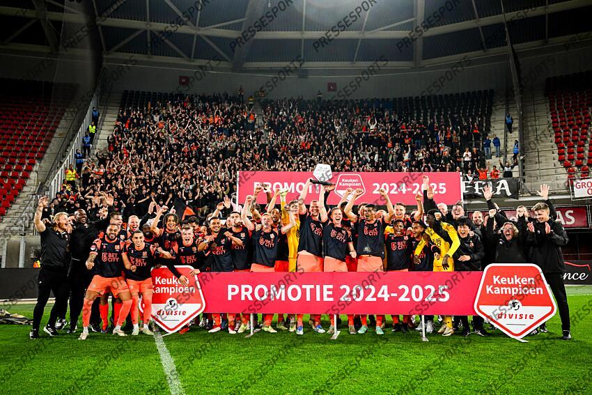 ALKMAAR - Players of FC Volendam celebrate victory and promotion during the Dutch First Division match between Jong AZ and FC Volendam at AFAS Stadium on April 14, 2025 in Alkmaar, Netherlands. ANP GERRIT VAN KEULEN JONG AZ-VOLENDAM (0-1) 