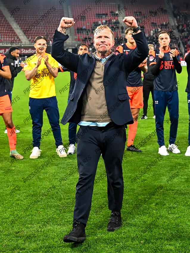 ALKMAAR - FC Volendam coach Rick Kruys celebrates victory and promotion during the Dutch First Division match between Jong AZ and FC Volendam at AFAS Stadium on April 14, 2025 in Alkmaar, Netherlands. ANP GERRIT VAN KEULEN JONG AZ-VOLENDAM (0-1) 