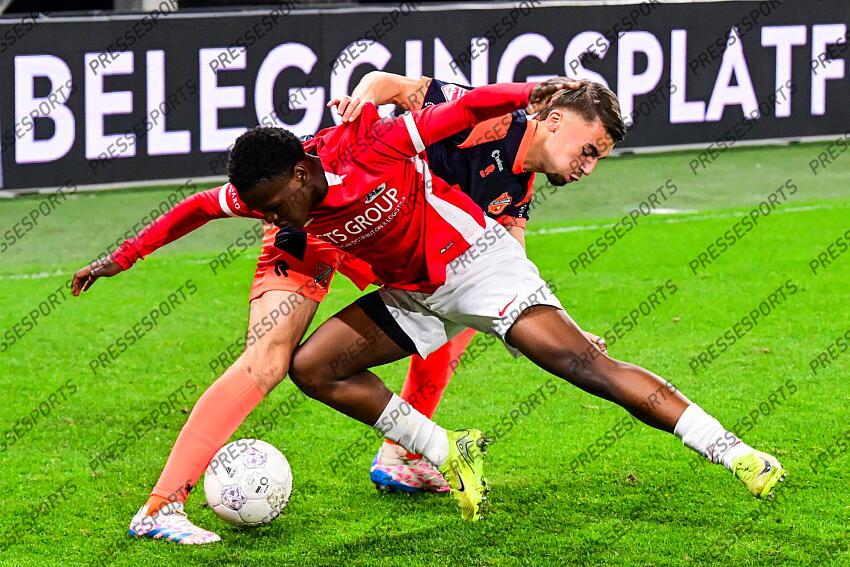 ALKMAAR - (l-r) Jeremiah Esajas of Jong AZ, Nordin Bukala of FC Volendam during the Dutch Premier League match between Jong AZ and FC Volendam at AFAS Stadium on April 14, 2025 in Alkmaar, Netherlands. ANP GERRIT VAN KEULEN JONG AZ-VOLENDAM (0-1) 