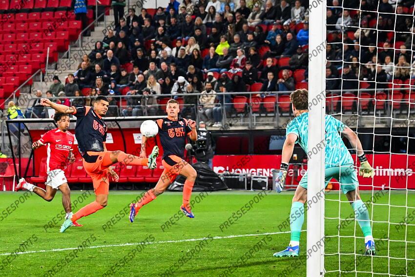 ALKMAAR - Chance for Mawouna Kodjo Amevor of FC Volendam during the Dutch Premier League match between Jong AZ and FC Volendam at AFAS Stadium on April 14, 2025 in Alkmaar, Netherlands. ANP GERRIT VAN KEULEN JONG AZ-VOLENDAM (0-1) 