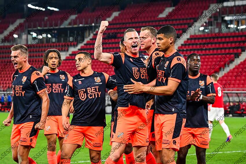 ALKMAAR - (l-r) Robert Muhren of FC Volendam, Mawouna Kodjo Amevor of FC Volendam celebrate the 0-1 during the Dutch Premier League match between Jong AZ and FC Volendam at AFAS Stadium on April 14, 2025 in Alkmaar, Netherlands. ANP GERRIT VAN KEULEN JONG AZ-VOLENDAM (0-1) 