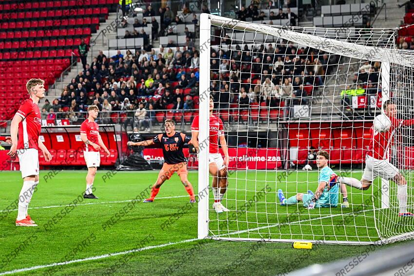 ALKMAAR - Alex Plat of FC Volendam scores the 0-1 during the Dutch First Division match between Jong AZ and FC Volendam at AFAS Stadium on April 14, 2025 in Alkmaar, Netherlands. ANP GERRIT VAN KEULEN JONG AZ-VOLENDAM (0-1) 