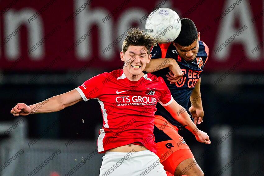 ALKMAAR - (l-r) Yoel van den Ban of Jong AZ, Mawouna Kodjo Amevor of FC Volendam during the Dutch Premier League match between Jong AZ and FC Volendam at AFAS Stadium on April 14, 2025 in Alkmaar, Netherlands. ANP GERRIT VAN KEULEN JONG AZ-VOLENDAM (0-1) 