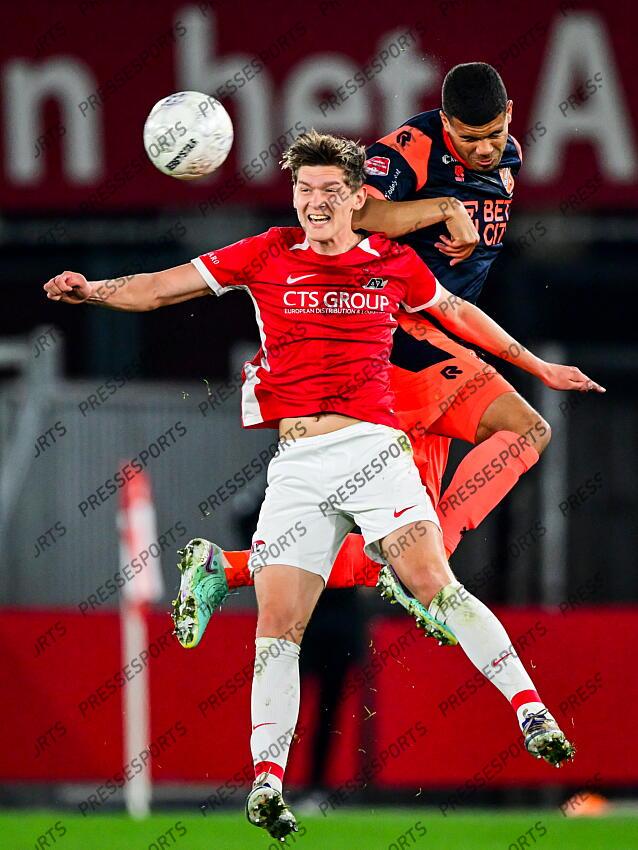 ALKMAAR - (l-r) Yoel van den Ban of Jong AZ, Mawouna Kodjo Amevor of FC Volendam during the Dutch Premier League match between Jong AZ and FC Volendam at AFAS Stadium on April 14, 2025 in Alkmaar, Netherlands. ANP GERRIT VAN KEULEN JONG AZ-VOLENDAM (0-1) 
