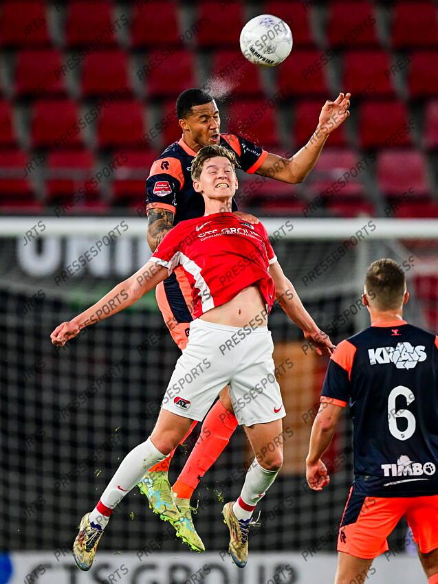 ALKMAAR - (l-r) Xavier Mbuyamba of FC Volendam, Yoel van den Ban of Jong AZ during the Dutch Premier League match between Jong AZ and FC Volendam at AFAS Stadium on April 14, 2025 in Alkmaar, Netherlands. ANP GERRIT VAN KEULEN JONG AZ-VOLENDAM (0-1) 
