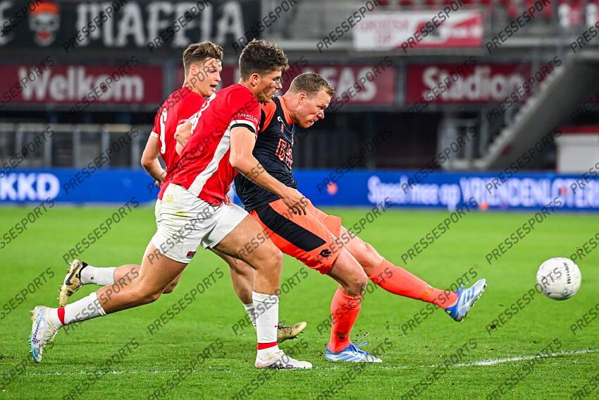 ALKMAAR - (l-r) Lewis Schouten of Jong AZ, Henk Veerman or FC Volendam during the Dutch Premier League match between Jong AZ and FC Volendam at AFAS Stadium on April 14, 2025 in Alkmaar, Netherlands. ANP GERRIT VAN KEULEN JONG AZ-VOLENDAM (0-1) 