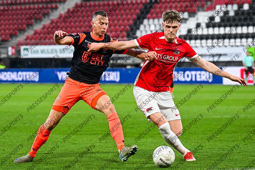 ALKMAAR - (l-r) Robert Muhren of FC Volendam, Maxim Dekker of Jong AZ during the Dutch Premier League match between Jong AZ and FC Volendam at AFAS Stadium on April 14, 2025 in Alkmaar, Netherlands. ANP GERRIT VAN KEULEN JONG AZ-VOLENDAM (0-1) 
