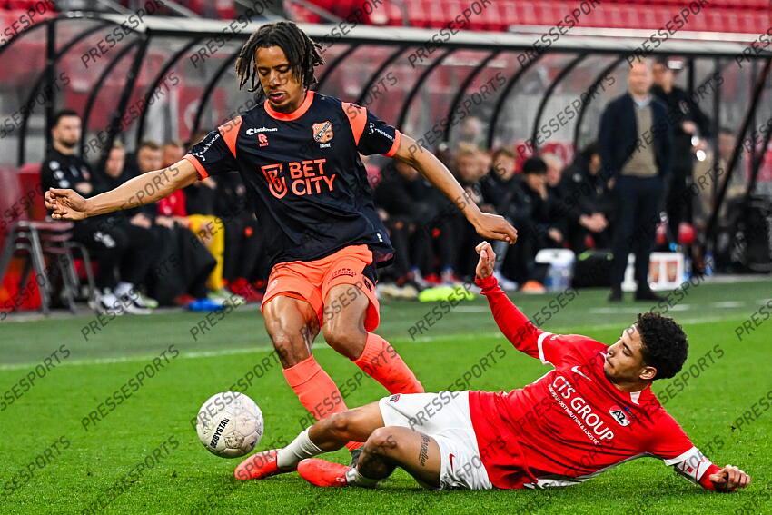 ALKMAAR - (l-r) Deron Payne of FC Volendam, Ro Zangelo Daal of Jong AZ during the Dutch Premier League match between Jong AZ and FC Volendam at AFAS Stadium on April 14, 2025 in Alkmaar, Netherlands. ANP GERRIT VAN KEULEN JONG AZ-VOLENDAM (0-1) 