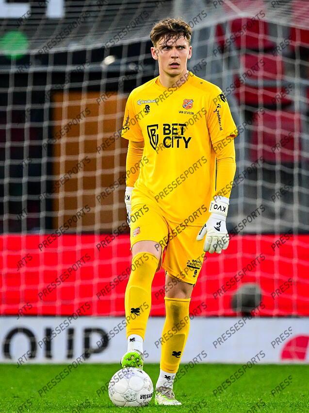 ALKMAAR - FC Volendam goalkeeper Kayne van Oevelen during the Dutch Premier League match between Jong AZ and FC Volendam at AFAS Stadium on April 14, 2025 in Alkmaar, Netherlands. ANP GERRIT VAN KEULEN JONG AZ-VOLENDAM (0-1) 