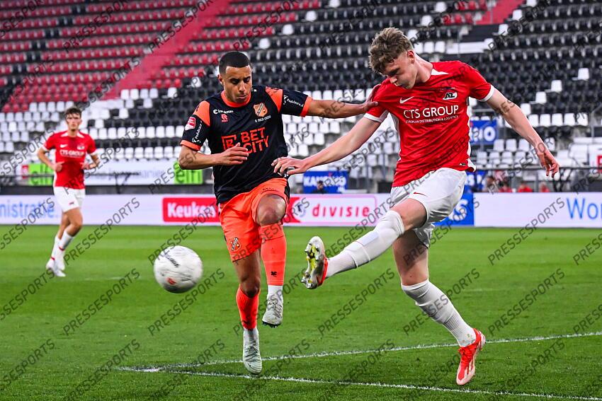 ALKMAAR - (l-r) Bilal Ould-Chikh of FC Volendam, Maxim Dekker of Jong AZ during the Dutch Premier League match between Jong AZ and FC Volendam at AFAS Stadium on April 14, 2025 in Alkmaar, Netherlands. ANP GERRIT VAN KEULEN JONG AZ-VOLENDAM (0-1) 