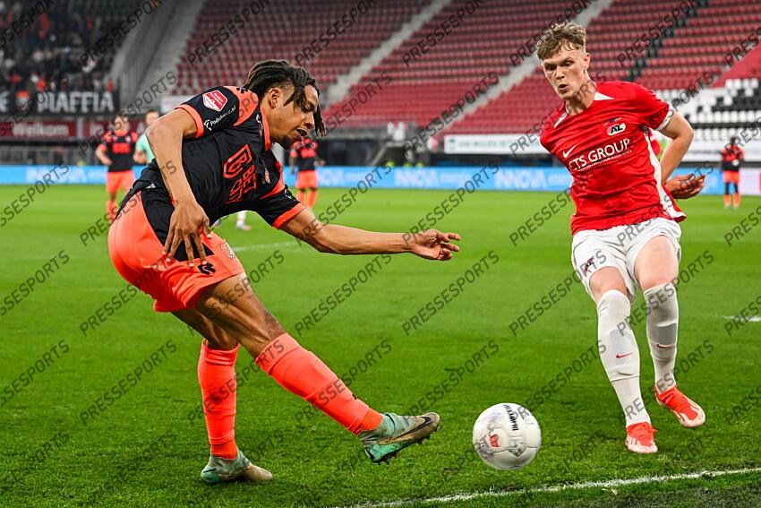 ALKMAAR - (l-r) Deron Payne of FC Volendam, Maxim Dekker of Jong AZ during the Dutch Premier League match between Jong AZ and FC Volendam at AFAS Stadium on April 14, 2025 in Alkmaar, Netherlands. ANP GERRIT VAN KEULEN JONG AZ-VOLENDAM (0-1) 