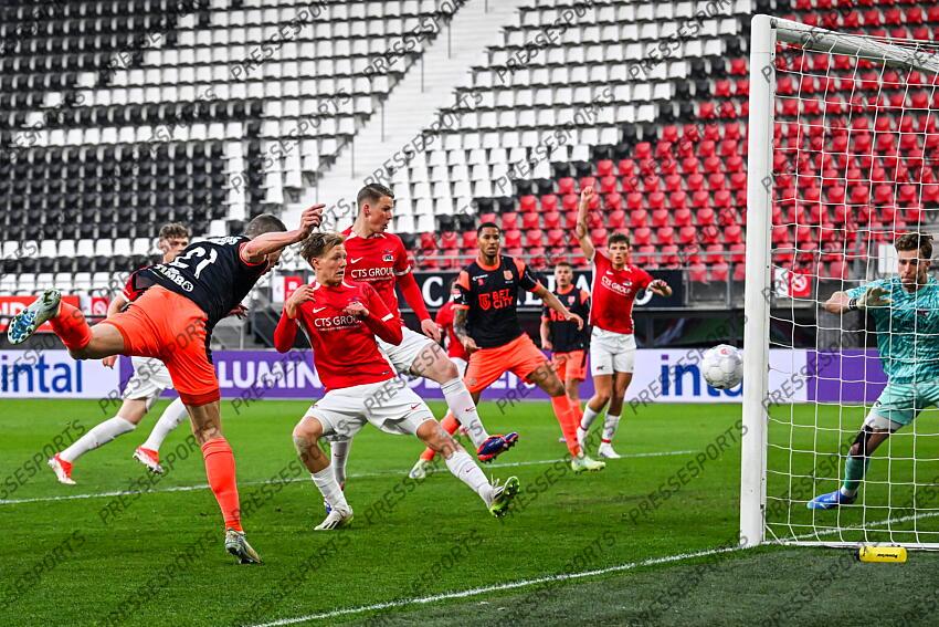ALKMAAR - Henk Veerman of FC Volendam kicks the post during the Dutch Premier League match between Jong AZ and FC Volendam at AFAS Stadium on April 14, 2025 in Alkmaar, Netherlands. ANP GERRIT VAN KEULEN JONG AZ-VOLENDAM (0-1) 