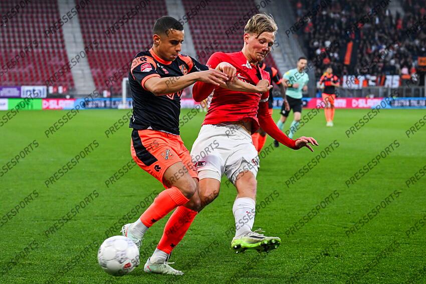 ALKMAAR - (l-r) Bilal Ould-Chikh of FC Volendam, Job Kalisvaart of Jong AZ during the Dutch Premier League match between Jong AZ and FC Volendam at AFAS Stadium on April 14, 2025 in Alkmaar, Netherlands. ANP GERRIT VAN KEULEN JONG AZ-VOLENDAM (0-1) 