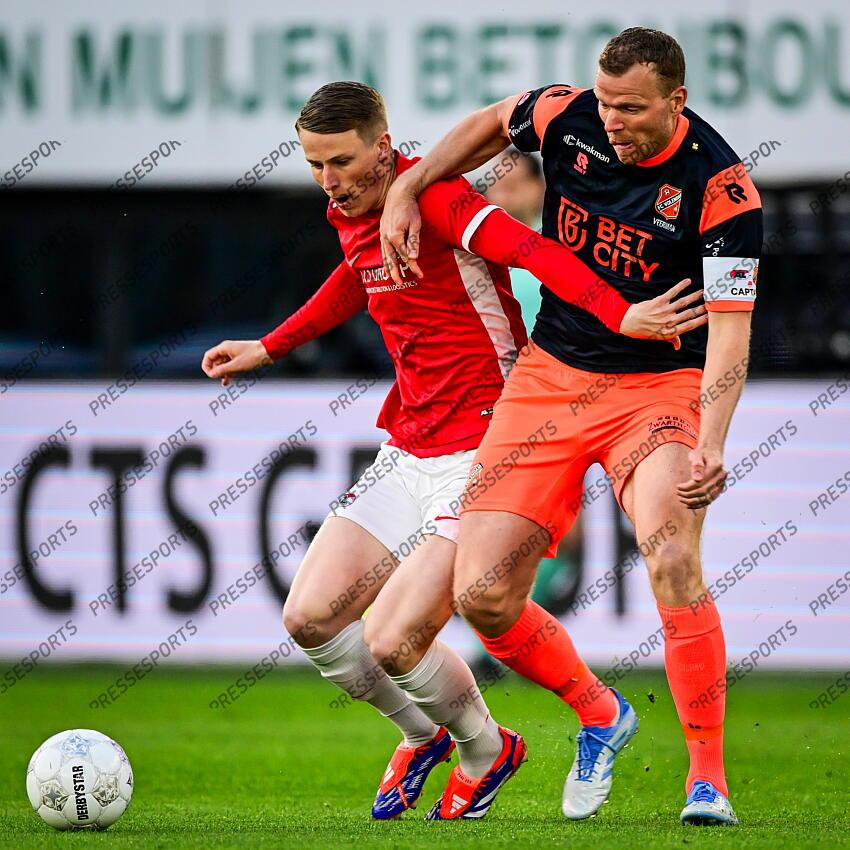 ALKMAAR - (l-r) Kasper Boogaard of Jong AZ, Henk Veerman or FC Volendam during the Dutch Premier League match between Jong AZ and FC Volendam at AFAS Stadium on April 14, 2025 in Alkmaar, Netherlands. ANP GERRIT VAN KEULEN JONG AZ-VOLENDAM (0-1) 