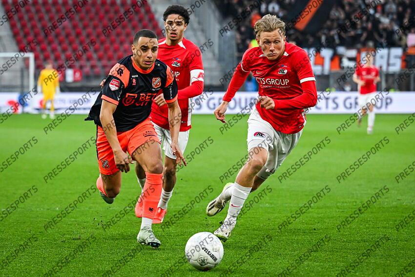 ALKMAAR - (l-r) Bilal Ould-Chikh of FC Volendam, Misha Engel of Jong AZ during the Dutch Premier League match between Jong AZ and FC Volendam at AFAS Stadium on April 14, 2025 in Alkmaar, Netherlands. ANP GERRIT VAN KEULEN JONG AZ-VOLENDAM (0-1) 