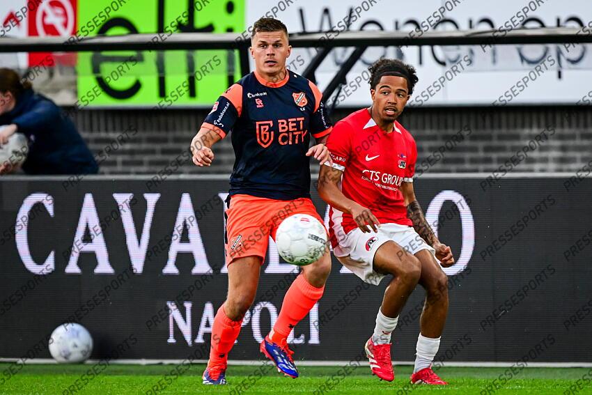 ALKMAAR - (l-r) Alex Plat of FC Volendam, Elijah Dijkstra of Jong AZ during the Dutch Premier League match between Jong AZ and FC Volendam at AFAS Stadium on April 14, 2025 in Alkmaar, Netherlands. ANP GERRIT VAN KEULEN JONG AZ-VOLENDAM (0-1) 