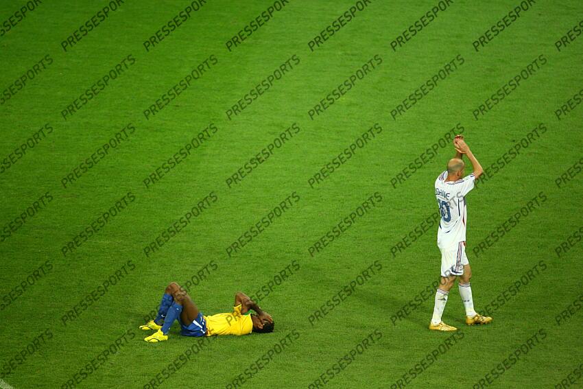 zidane (zinedine) BRESIL-FRANCE (0-1) ze roberto - au sol- 1/4 de finale L'(03/07/2006) compilation best of 2006 LIVRE DU FOOTBALL 2005/2006 L'(31/12/2009) MAG(1455) du 05/06/2010 vendue 