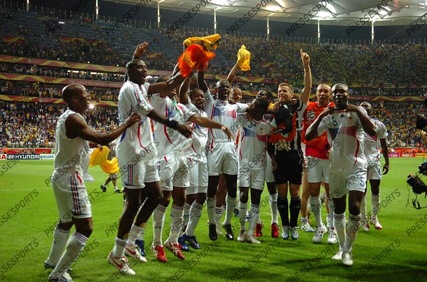 wiltord (sylvain) diarra (alou) govou (sydney) thuram (lilian) abidal (eric) landreau (mickael) silvestre (mickael) gallas (william) BRESIL-FRANCE (0-1) 1/4 de finale L'(03/07/2006) LIVRE DU FOOTBALL 2005/2006 FF(09/07/2022) 
