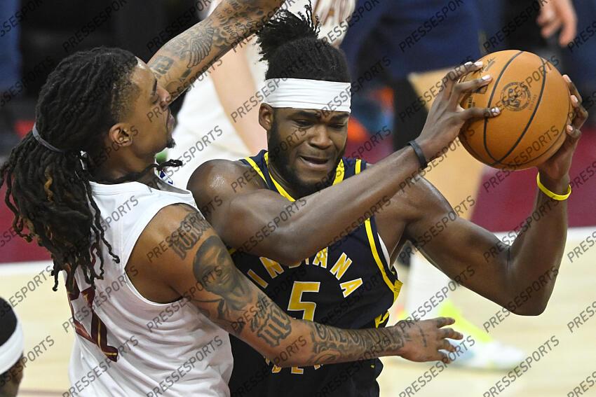 Apr 13, 2025; Cleveland, Ohio, USA; Cleveland Cavaliers forward Emoni Bates (21) defends Indiana Pacers forward Jarace Walker (5) in the fourth quarter at Rocket Arena. Mandatory Credit: David Richard-Imagn Images NBA: Indiana Pacers at Cleveland Cavaliers 