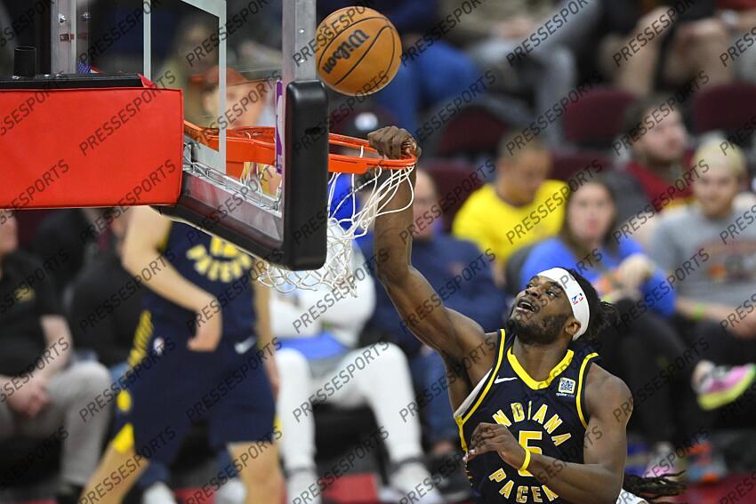 Apr 13, 2025; Cleveland, Ohio, USA; Indiana Pacers forward Jarace Walker (5) misses a dunk in the fourth quarter against the Cleveland Cavaliers at Rocket Arena. Mandatory Credit: David Richard-Imagn Images NBA: Indiana Pacers at Cleveland Cavaliers 