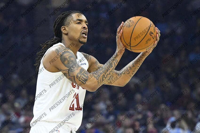 Apr 13, 2025; Cleveland, Ohio, USA; Cleveland Cavaliers forward Emoni Bates (21) looks to shoot in the first quarter against the Indiana Pacers at Rocket Arena. Mandatory Credit: David Richard-Imagn Images NBA: Indiana Pacers at Cleveland Cavaliers 
