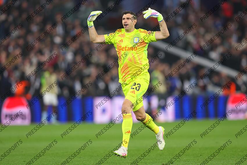 15 April 2025, Aston - Champions League Football, Quarter-Final, Second Leg - Aston Villa v Paris Saint-Germain - Aston Villa goalkeeper Emiliano Martinez celebrates - Photo: Charlotte Wilson / Offside. ASTON VILLA-PSG (3-2) 