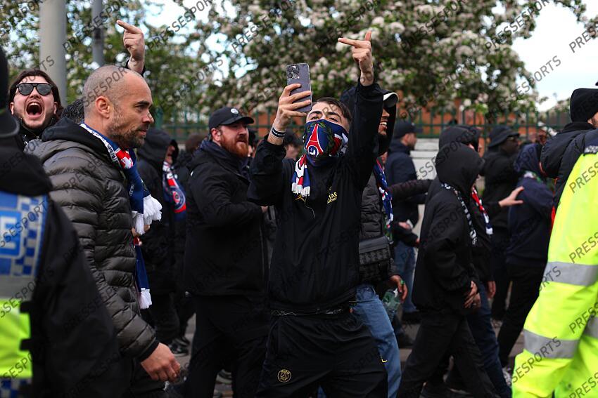 15 April 2025, Aston - Champions League Football, Quarter-Final, Second Leg - Aston Villa v Paris Saint-Germain - PSG fans gesture to Villa fans - Photo: Charlotte Wilson / Offside. ASTON VILLA-PSG (3-2) 