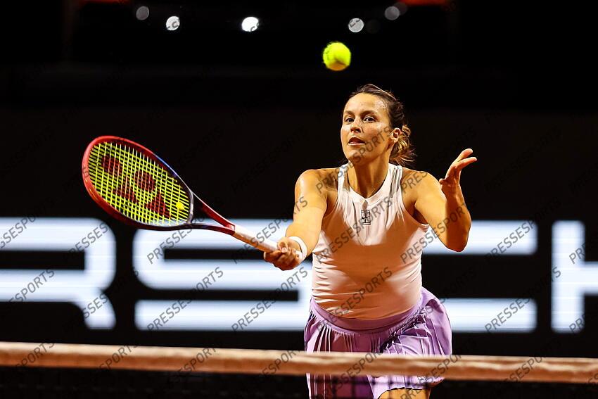 16.04.2025, Porsche Arena, Stuttgart, GER, WTA Tour, Stuttgart Porsche Grand Prix, im Bild im Bild Tatjana Maria, Tatjana Maria GER vs Ella Seidel GER // during the Stuttgart Porsche Grand Prix Tournamen of the WTA Tour at the Porsche Arena in Stuttgart, Germany on 2025/04/16. EXPA Pictures © 2025, PhotoCredit: EXPA/ Eibner-Pressefoto/ Roger Buerke ATTENTION - OUT of GER PORSCHE TENNIS GRAND PRIX 