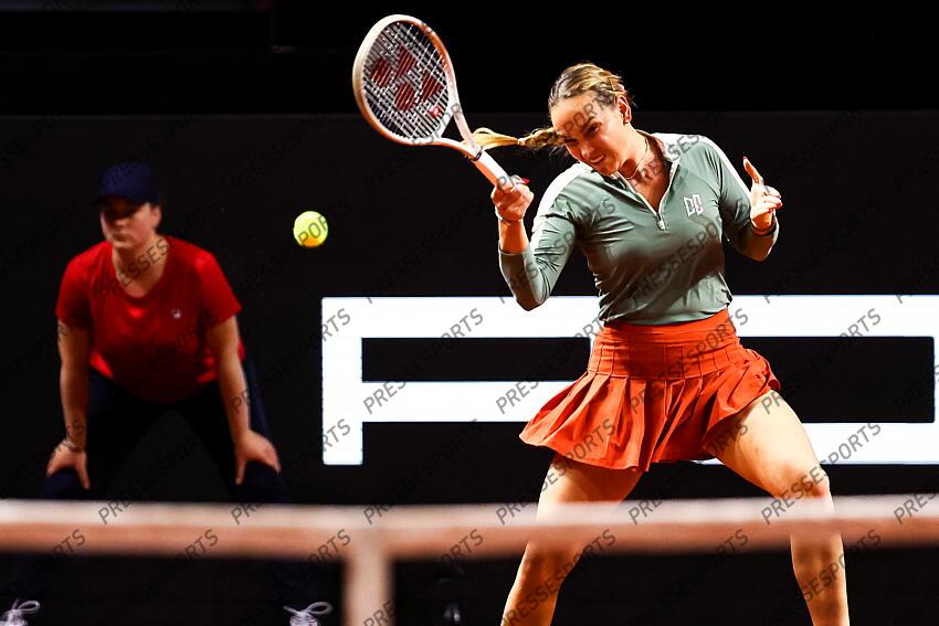 15.04.2025, Porsche Arena, Stuttgart, GER, WTA Tour, Stuttgart Porsche Grand Prix, im Bild Im Bild Donna Vekic CRO, Donna Vekic CRO vs Jana Fett CRO // during the Stuttgart Porsche Grand Prix Tournamen of the WTA Tour at the Porsche Arena in Stuttgart, Germany on 2025/04/15. EXPA Pictures © 2025, PhotoCredit: EXPA/ Eibner-Pressefoto/ Roger Buerke ATTENTION - OUT of GER PORSCHE TENNIS GRAND PRIX 