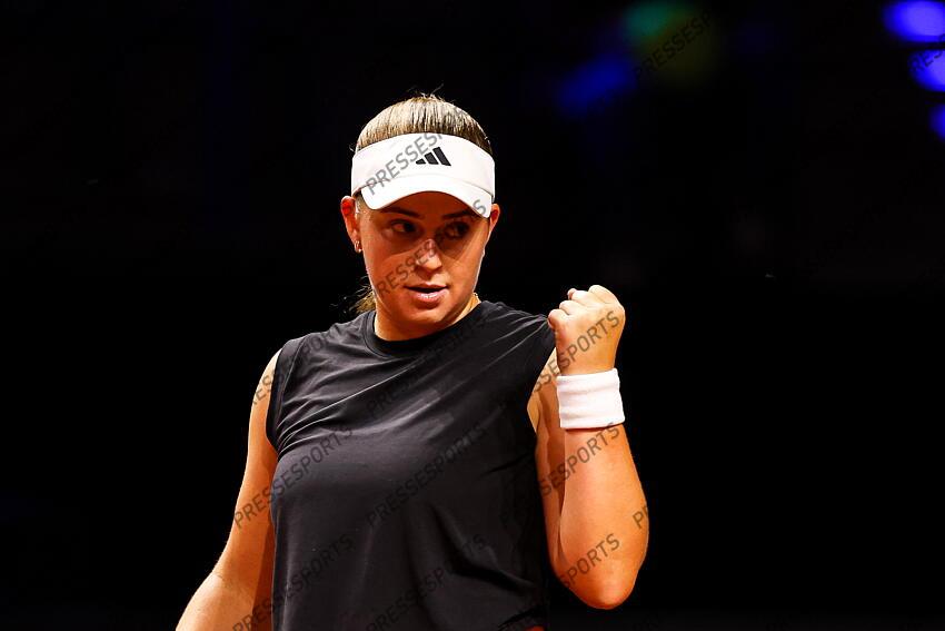 15.04.2025, Porsche Arena, Stuttgart, GER, WTA Tour, Stuttgart Porsche Grand Prix, im Bild im Bild Jelena OSTAPENKO LAT mit Siegesfaust, Jelena OSTAPENKO LAT vs Dayana YASTREMSKA UKR // during the Stuttgart Porsche Grand Prix Tournamen of the WTA Tour at the Porsche Arena in Stuttgart, Germany on 2025/04/15. EXPA Pictures © 2025, PhotoCredit: EXPA/ Eibner-Pressefoto/ Roger Buerke ATTENTION - OUT of GER PORSCHE TENNIS GRAND PRIX 