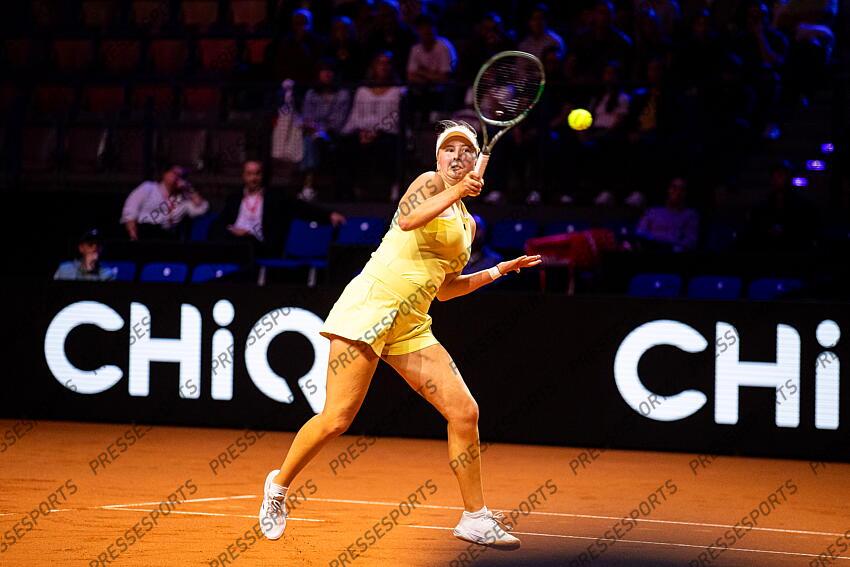 14.04.2025, Porsche Arena, Stuttgart, GER, WTA Tour, Stuttgart Porsche Grand Prix, im Bild im Bild Clara Tauson DEN, Anastasia Potapova vs Clara Tauson DEN // during the Stuttgart Porsche Grand Prix Tournamen of the WTA Tour at the Porsche Arena in Stuttgart, Germany on 2025/04/14. EXPA Pictures © 2025, PhotoCredit: EXPA/ Eibner-Pressefoto/ Roger Buerke ATTENTION - OUT of GER PORSCHE TENNIS GRAND PRIX 