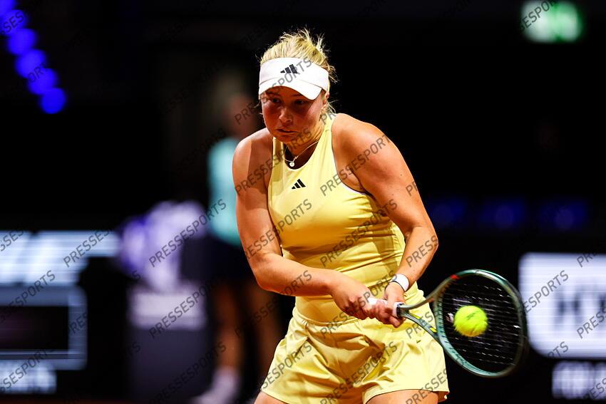 14.04.2025, Porsche Arena, Stuttgart, GER, WTA Tour, Stuttgart Porsche Grand Prix, im Bild im Bild Clara Tauson DEN, Anastasia Potapova vs Clara Tauson DEN // during the Stuttgart Porsche Grand Prix Tournamen of the WTA Tour at the Porsche Arena in Stuttgart, Germany on 2025/04/14. EXPA Pictures © 2025, PhotoCredit: EXPA/ Eibner-Pressefoto/ Roger Buerke ATTENTION - OUT of GER PORSCHE TENNIS GRAND PRIX 