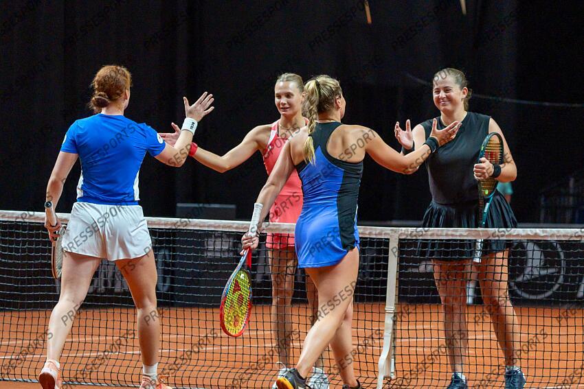 14.04.2025, Porsche Arena, Stuttgart, GER, WTA Tour, Stuttgart Porsche Grand Prix, im Bild Beide Teams klatschen sich nach dem Spiel ab, Jelena Ostapenko, Doppel Frauen, Runde 1 // during the Stuttgart Porsche Grand Prix Tournamen of the WTA Tour at the Porsche Arena in Stuttgart, Germany on 2025/04/14. EXPA Pictures © 2025, PhotoCredit: EXPA/ Eibner-Pressefoto/ Edward Cheung ATTENTION - OUT of GER PORSCHE TENNIS GRAND PRIX 