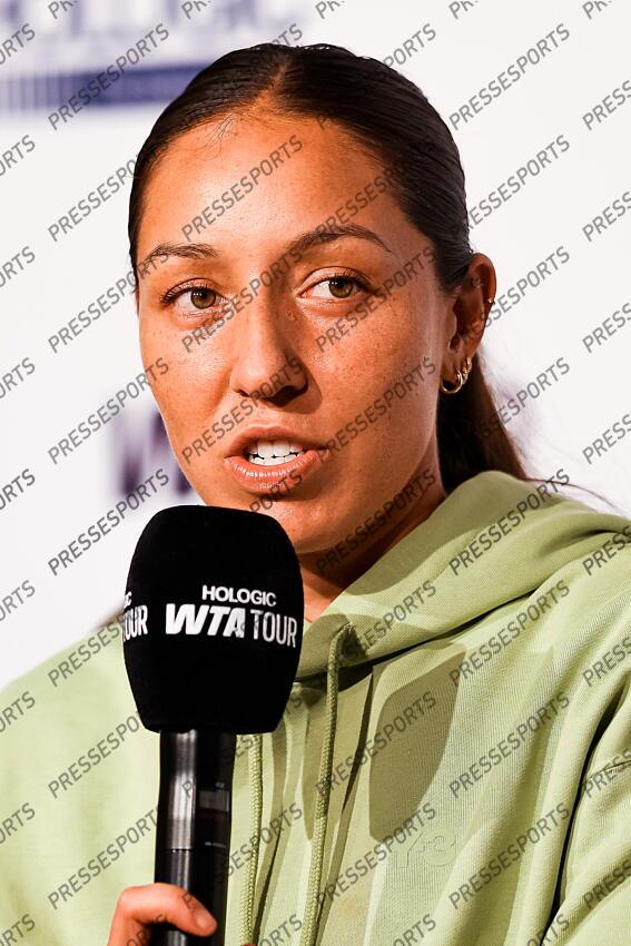 14.04.2025, Porsche Arena, Stuttgart, GER, WTA Tour, Stuttgart Porsche Grand Prix, im Bild Jessica Pegula (USA) beim Interview // during the Stuttgart Porsche Grand Prix Tournamen of the WTA Tour at the Porsche Arena in Stuttgart, Germany on 2025/04/14. EXPA Pictures © 2025, PhotoCredit: EXPA/ Eibner-Pressefoto/ Roger Buerke ATTENTION - OUT of GER PORSCHE TENNIS GRAND PRIX 