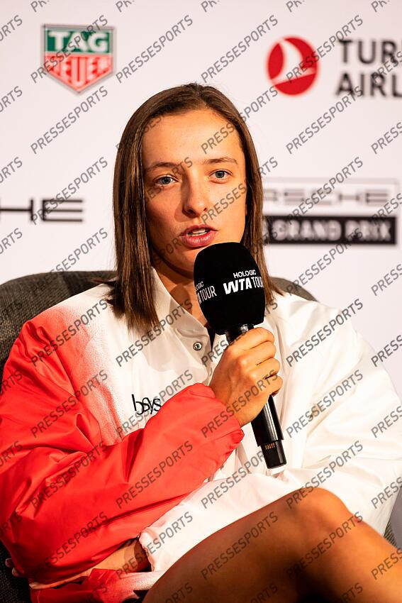 14.04.2025, Porsche Arena, Stuttgart, GER, WTA Tour, Stuttgart Porsche Grand Prix, im Bild Iga Swiatek (POL) beim Interview // during the Stuttgart Porsche Grand Prix Tournamen of the WTA Tour at the Porsche Arena in Stuttgart, Germany on 2025/04/14. EXPA Pictures © 2025, PhotoCredit: EXPA/ Eibner-Pressefoto/ Roger Buerke ATTENTION - OUT of GER PORSCHE TENNIS GRAND PRIX 