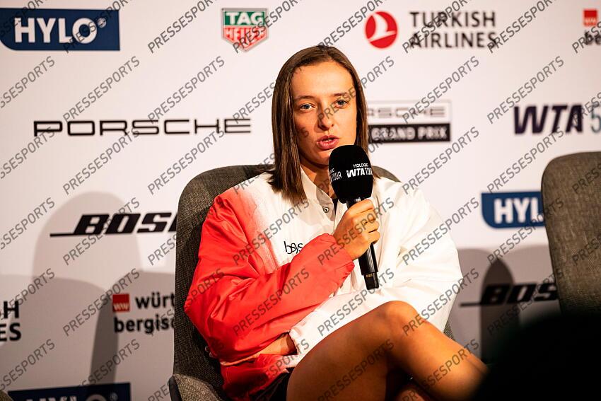 14.04.2025, Porsche Arena, Stuttgart, GER, WTA Tour, Stuttgart Porsche Grand Prix, im Bild Iga Swiatek (POL) beim Interview // during the Stuttgart Porsche Grand Prix Tournamen of the WTA Tour at the Porsche Arena in Stuttgart, Germany on 2025/04/14. EXPA Pictures © 2025, PhotoCredit: EXPA/ Eibner-Pressefoto/ Roger Buerke ATTENTION - OUT of GER PORSCHE TENNIS GRAND PRIX 