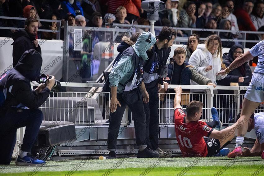 biggar (dan) TOULON-CLERMONT AUVERGNE (31-24) biggar (dan) projeté contre la barrière du stade 