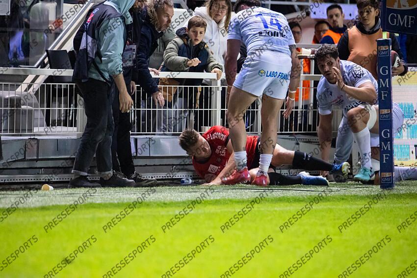 biggar (dan) TOULON-CLERMONT AUVERGNE (31-24) biggar (dan) projeté contre la barrière du stade 